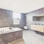 Host & - Bellevue Luxe